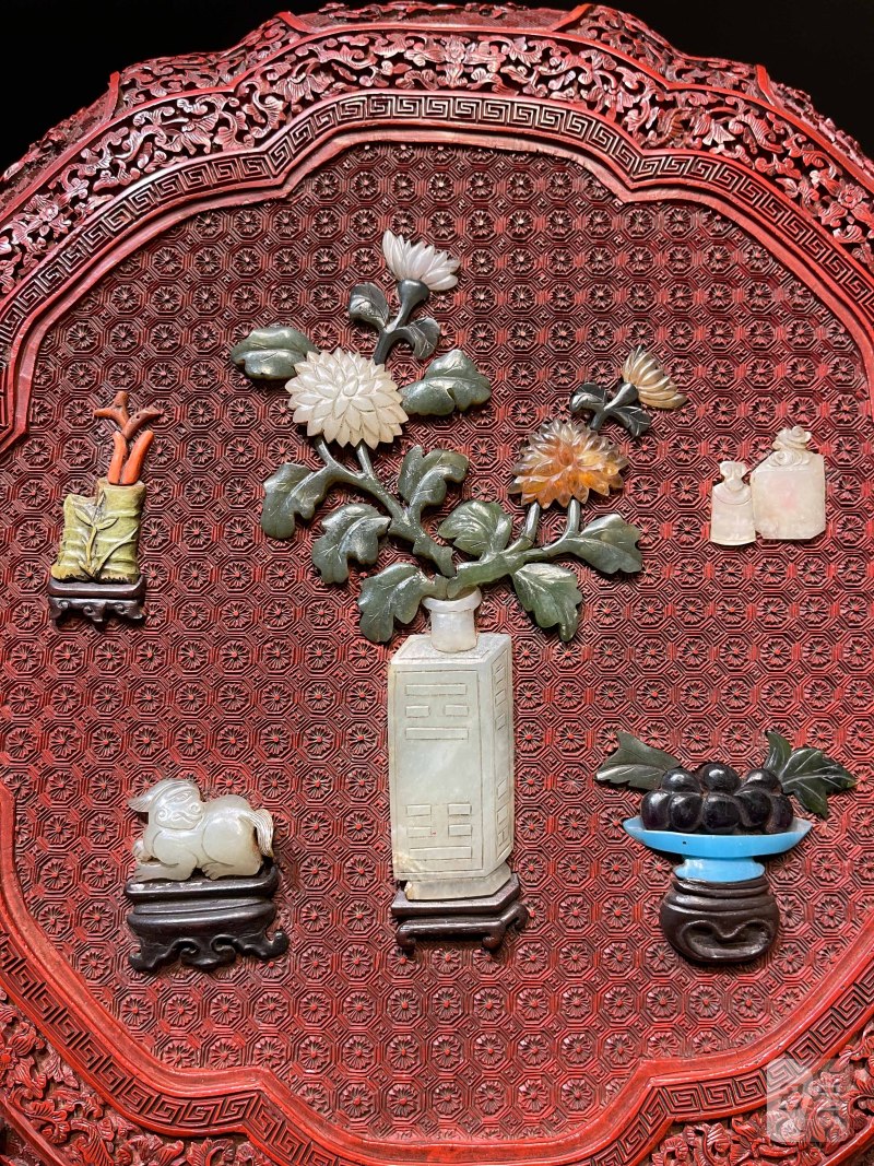 清乾隆 剔红嵌宝四季花卉、博古清供图葵花形盖盒 - 图5
